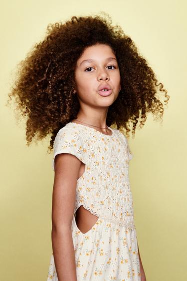 KLEID MIT BLUMENMUSTER UND SMOKDETAILS - Cremefarben von Zara