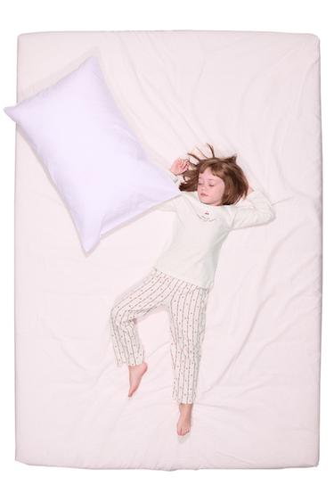 2-6 سنوات/ بيجامة بملمس وكرزات - خَام الخاص بـ Zara