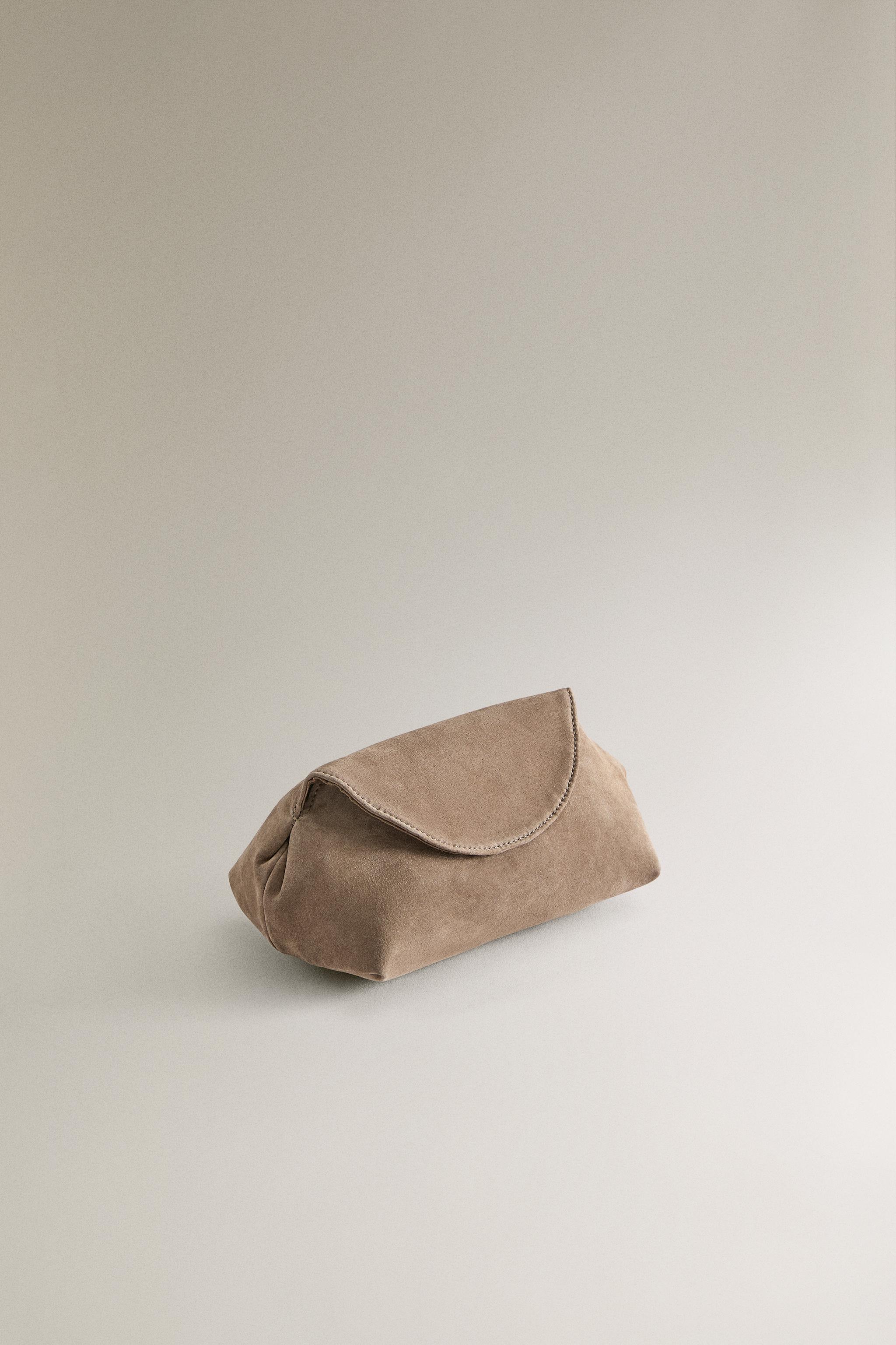 TOILETRY BAG IN SOFT LEATHER — Greenish