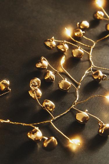 CHRISTMAS GARLAND WITH SLEIGH BELLS – Aranysárga a ZARA-tól