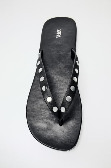 SANDALIA PIEL TACHAS - Negro de Zara