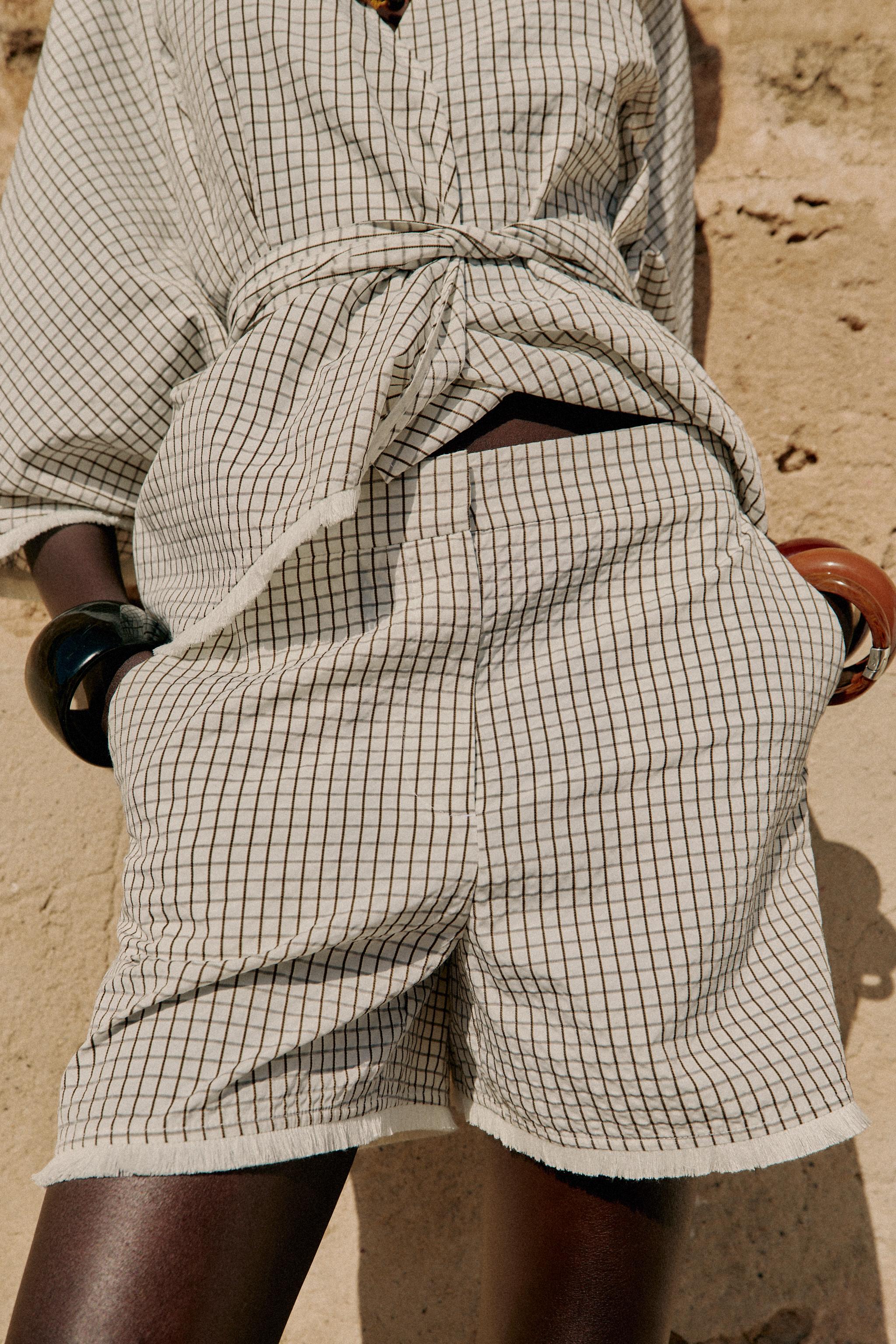CHECKED FRINGED BERMUDA SHORTS — Ecru
