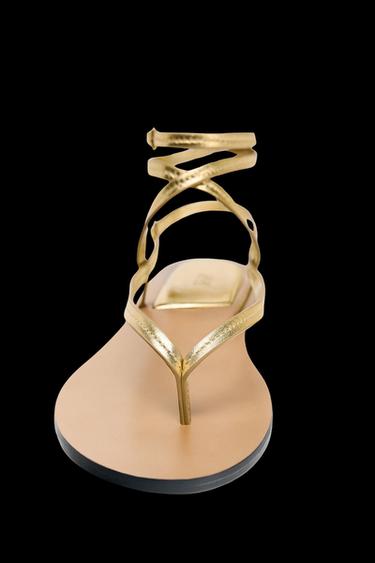 SANDALE MIT LEDERRRIEMCHEN IN METALLOPTIK - Goldfarben von Zara