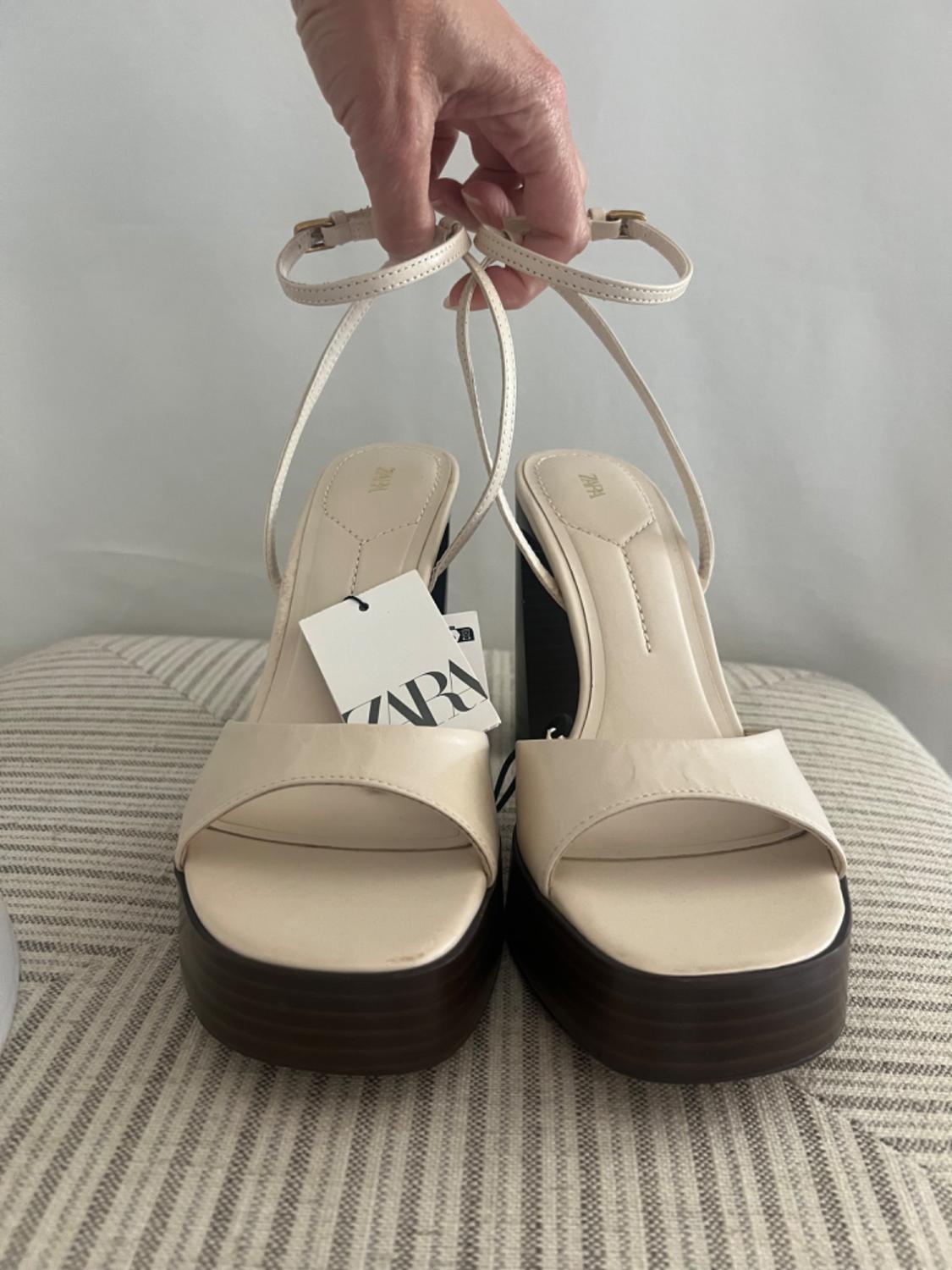 LEATHER PLATFORM HEELED SANDALS - Image 2