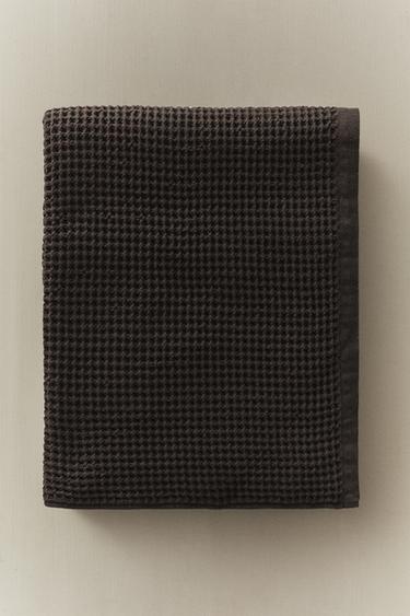 Zara WAFFLE-KNIT COTTON BATH TOWEL - Dark brown