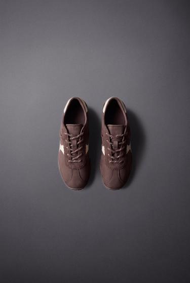 حذاء رياضي بنعل رفيع - بني الخاص بـ Zara