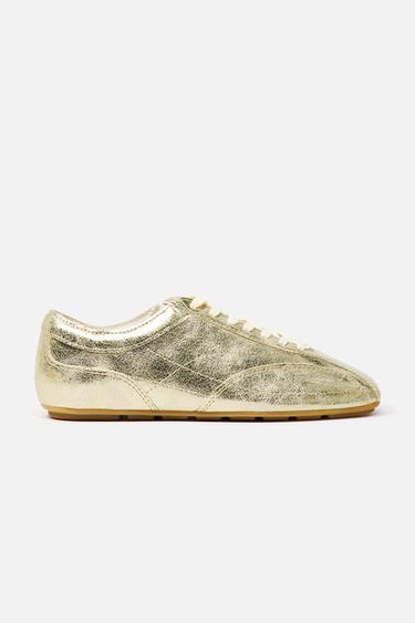 ZAPATILLAS DEPORTIVAS EFECTO METALIZADO - Oro de Zara