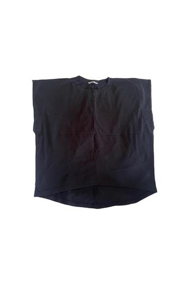 BLACK TSHIRT WITH BATWING LIKE SLEEVES AND CONTRAST LINING. CURVED HEM.