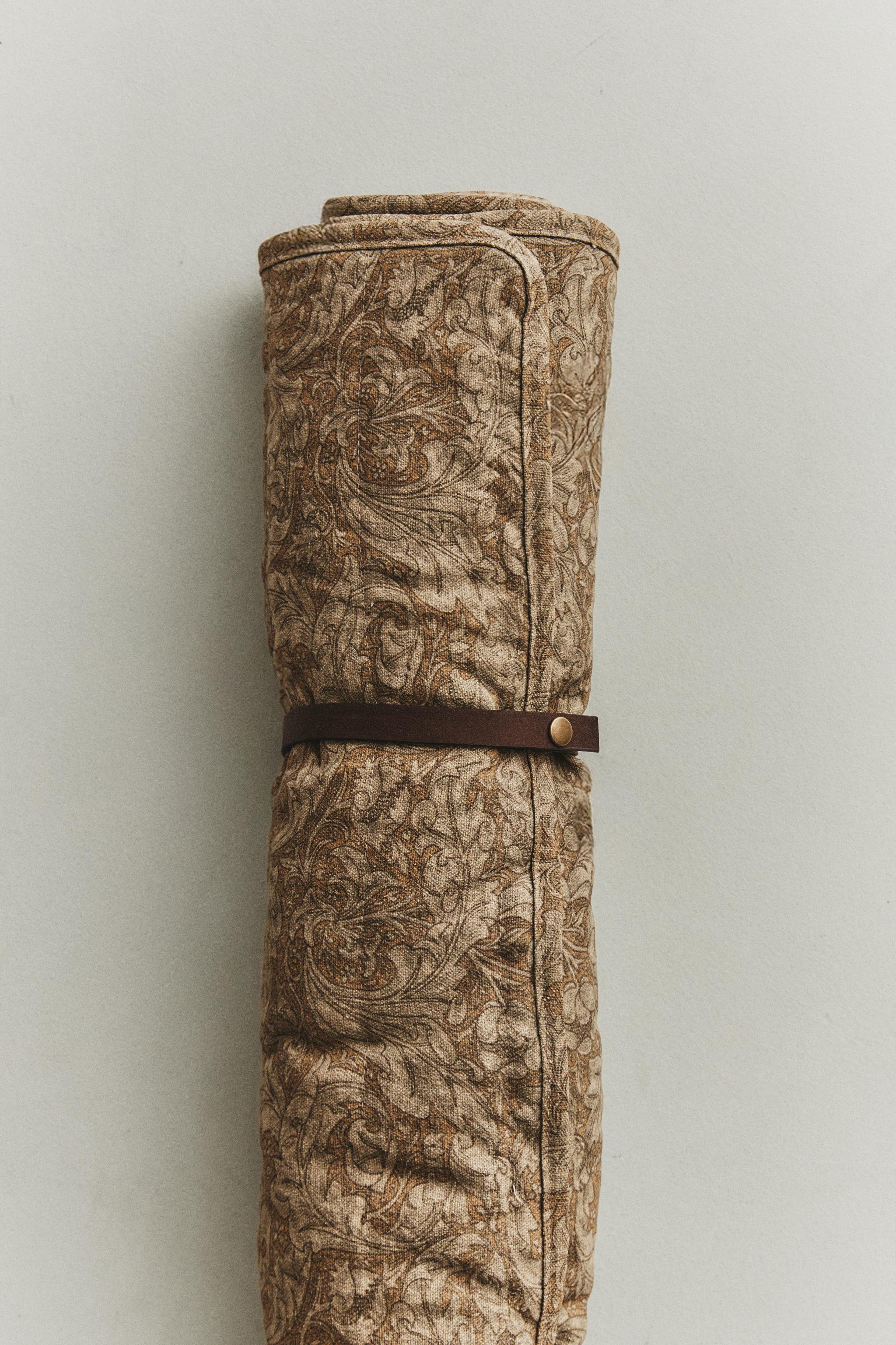 MORRIS & CO. ROLL-UP PET FLOOR BLANKET