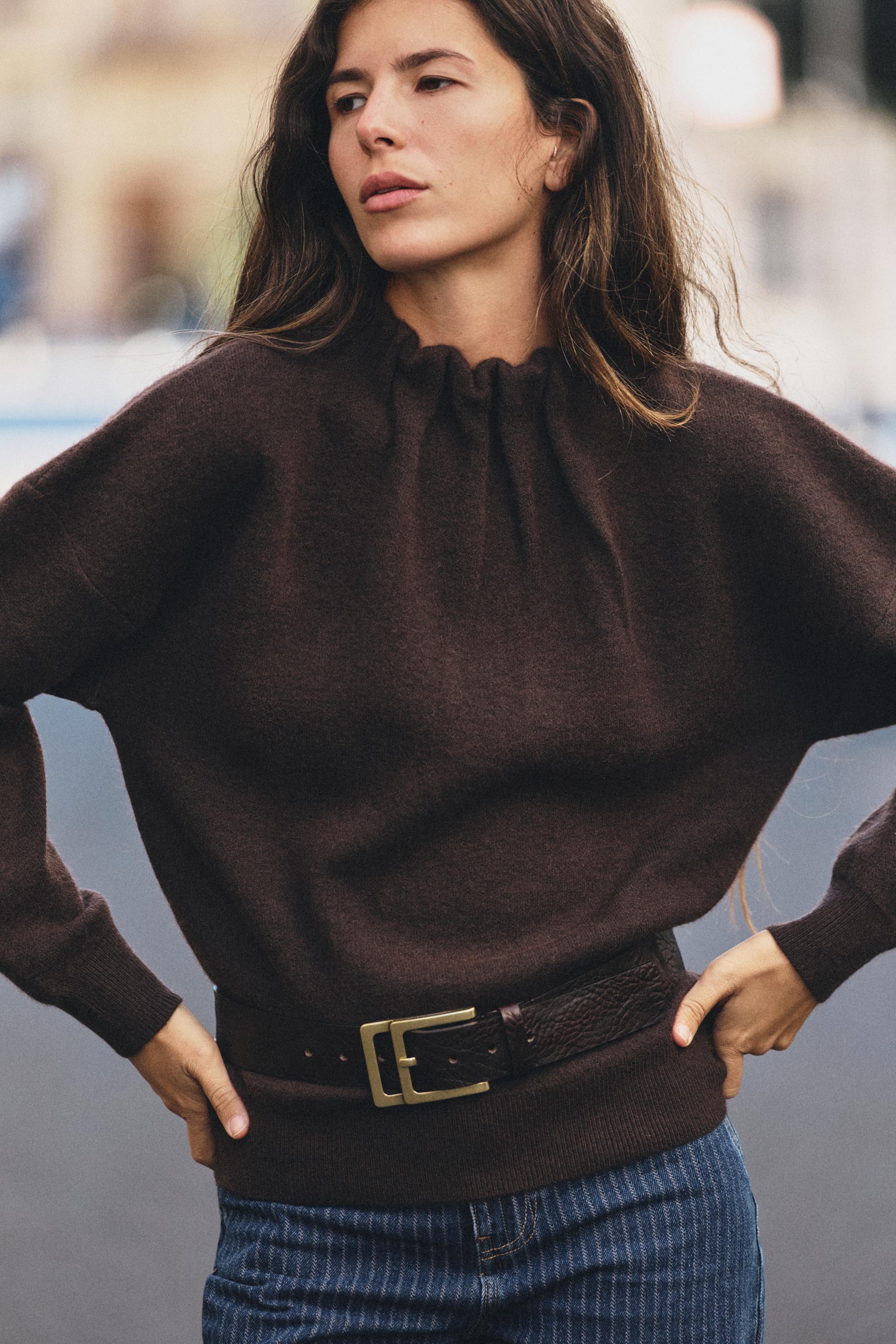 RUFFLED COLLAR KNIT SWEATER