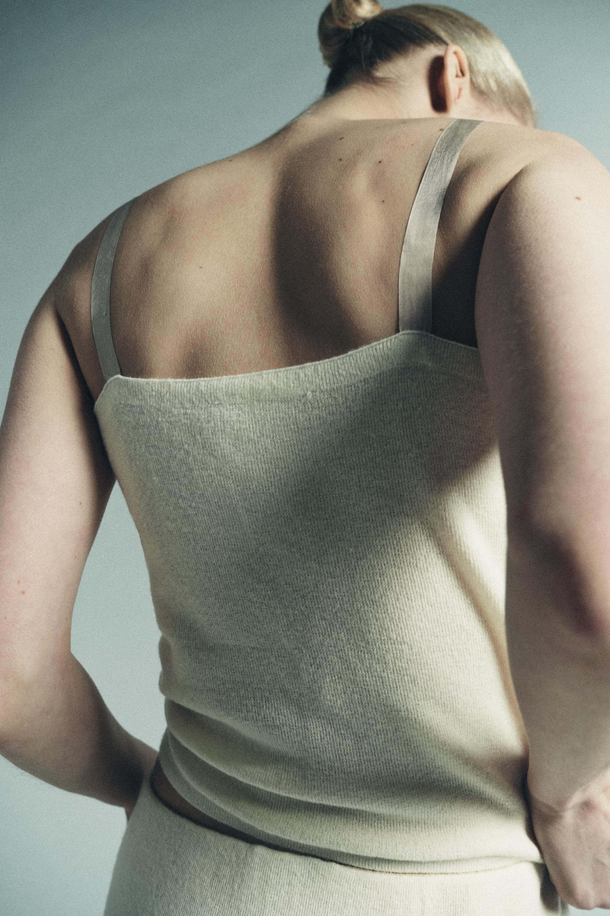 TOP EN MAILLE AVEC DENTELLE BRODÉE