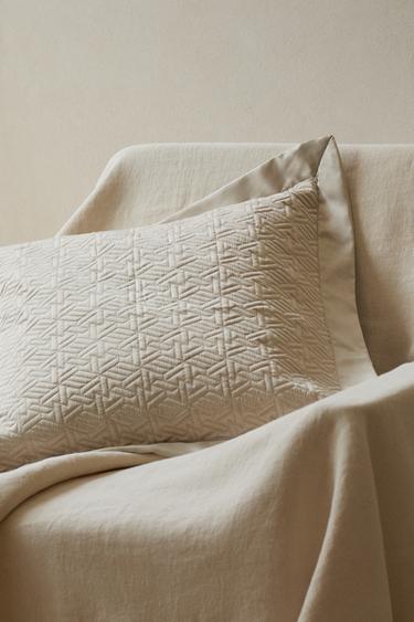 HOUSSE DE COUSSIN GÉOMÉTRIQUE SATINÉE - Beige foncé de Zara - Image 4