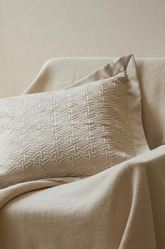 HOUSSE DE COUSSIN GÉOMÉTRIQUE SATINÉE - Beige foncé de Zara - Image 4
