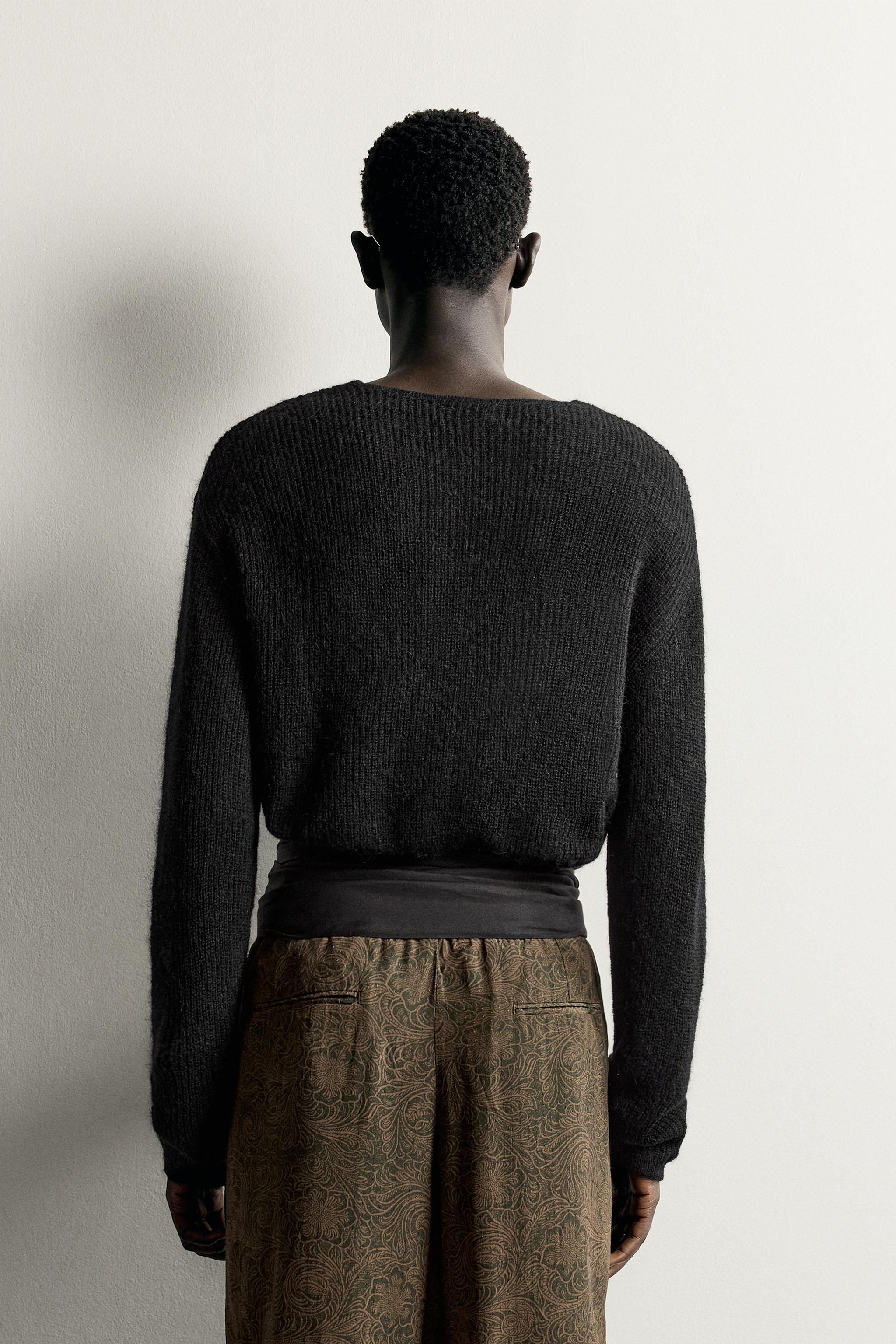TEXTURED V-NECK SWEATER