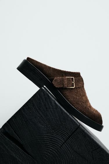 SABOTS EN CUIR À BOUCLE - Marron de Zara