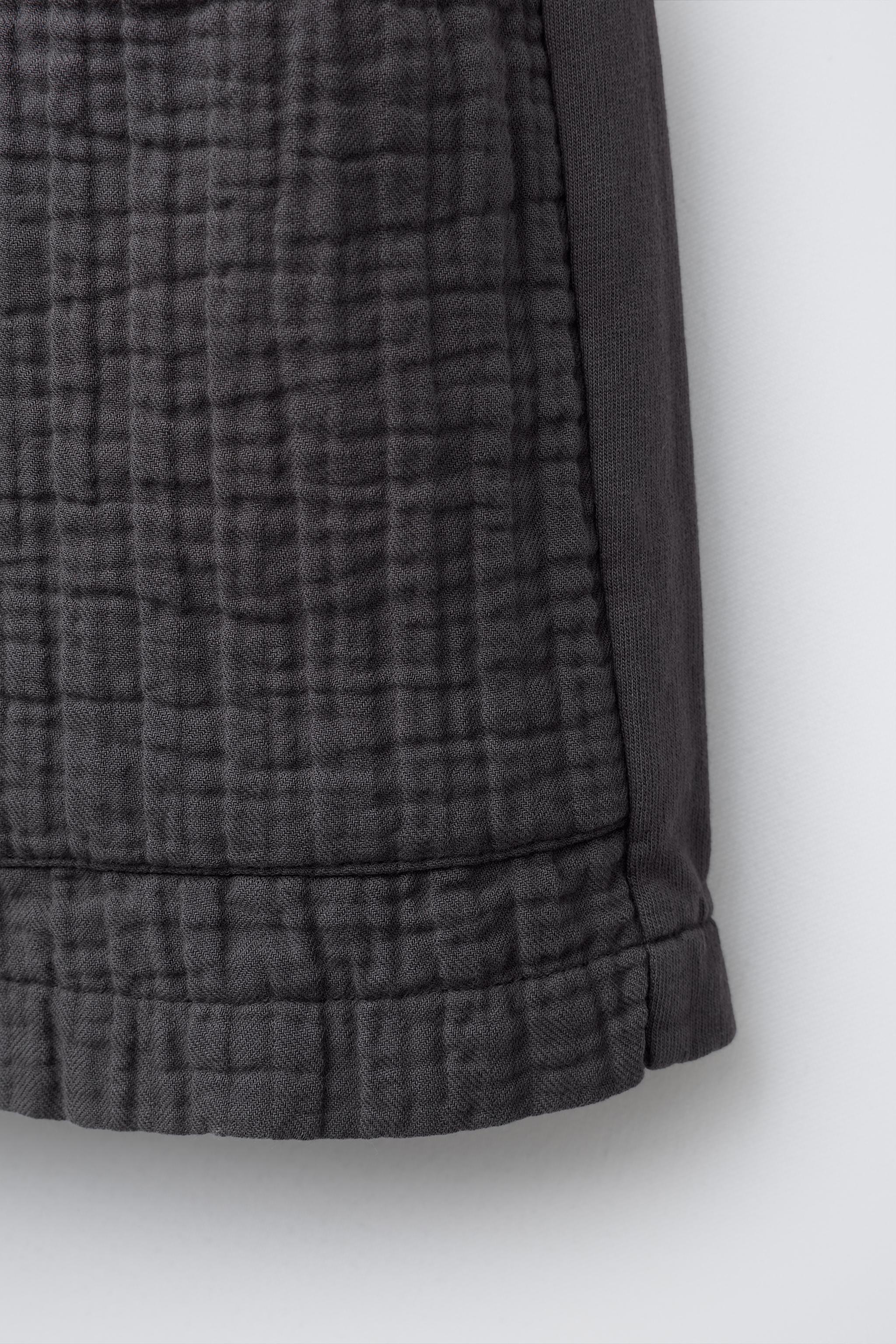 SHORT EN MATIÈRES VARIÉES ET TEXTURÉ