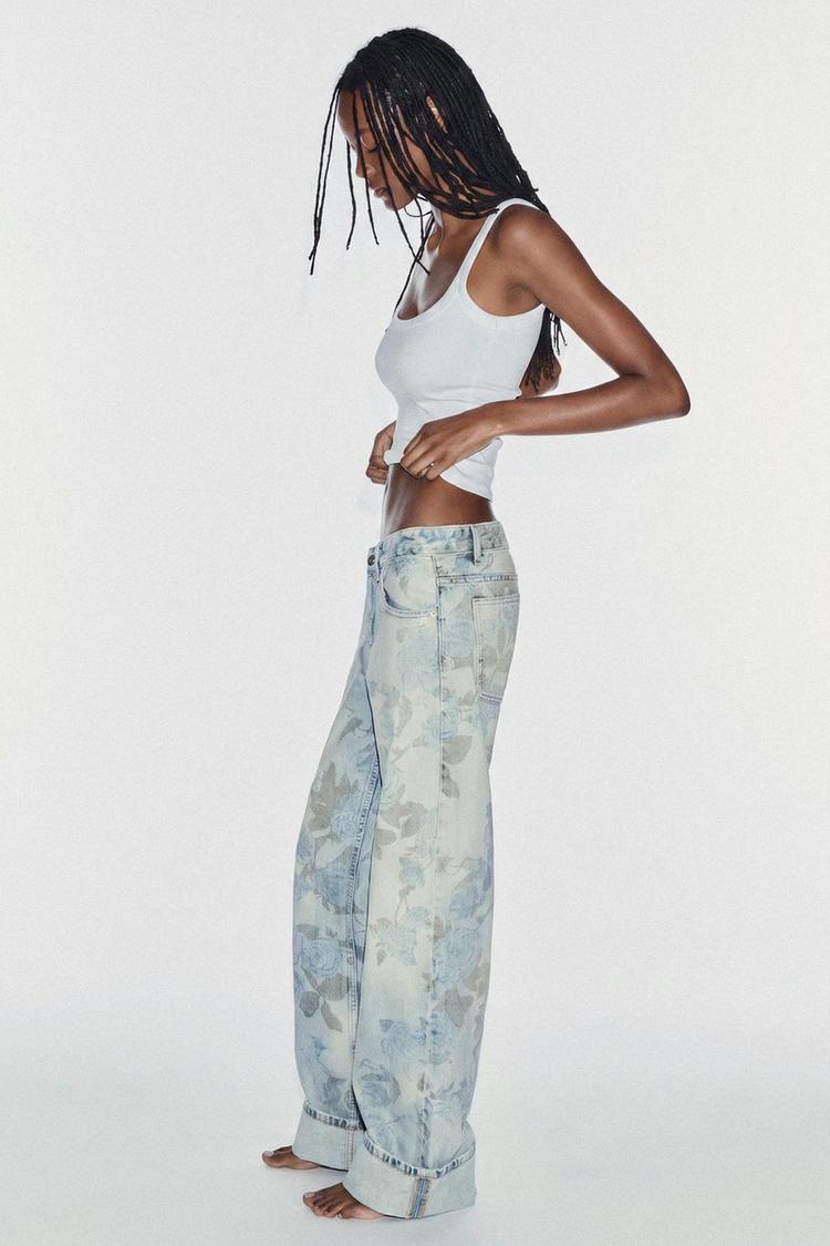 Jeans TRF de tiro bajo, holgados con estampado floral y dobladillo volteado 4