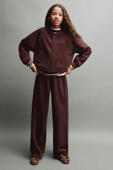 جاكيت رياضي بطبعة بارزة - خمري الخاص بـ Zara