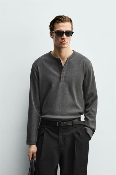 ФУТБОЛКА В РУБЧИК С ВОРОТНИКОМ НА ПУГОВИЦАХ — ТЕМНО-СЕРЫЙ от Zara