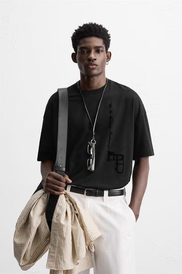 تيشرت برسمات بملمس بارز - أسود by Zara