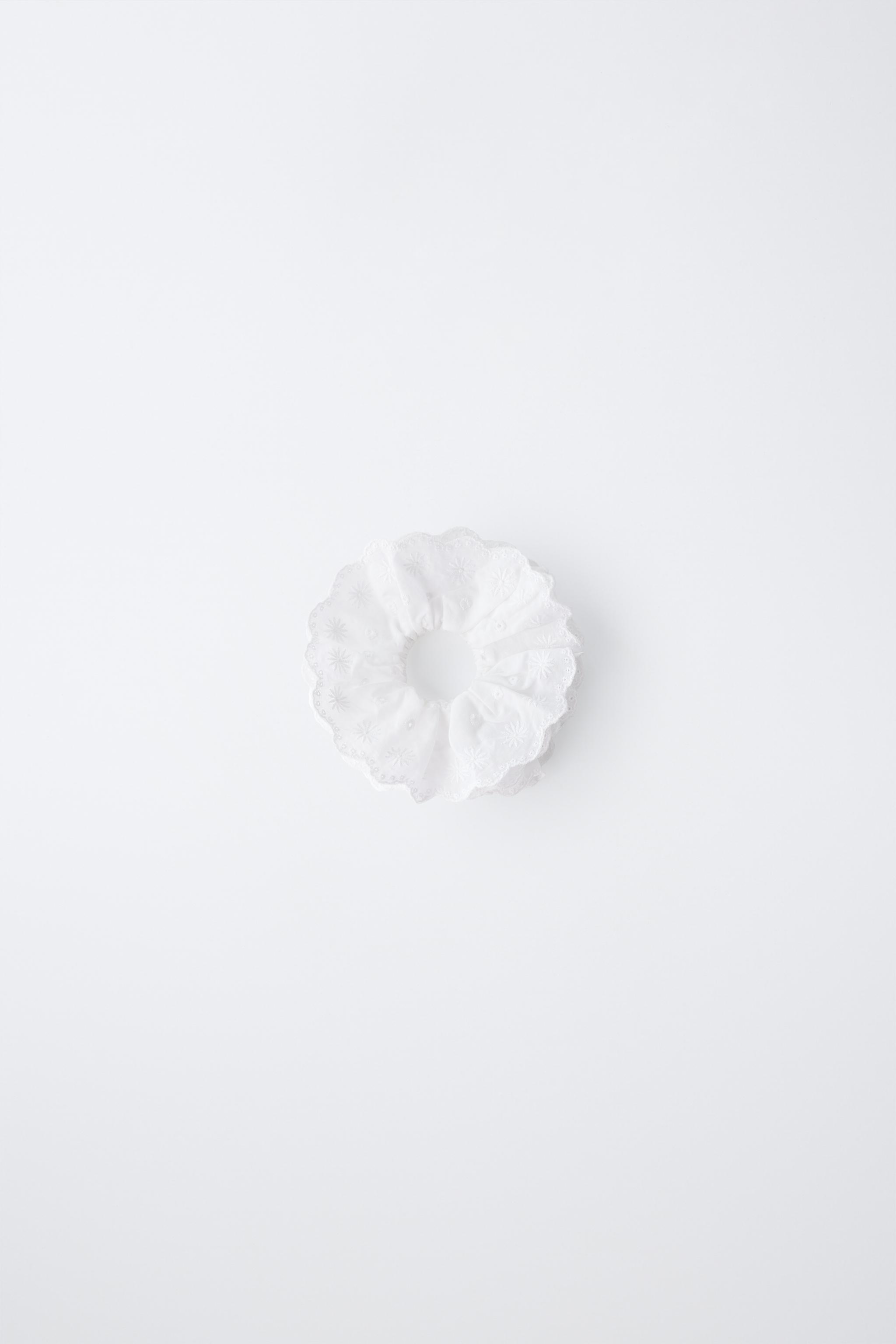 EMBROIDERED SCRUNCHIE — White