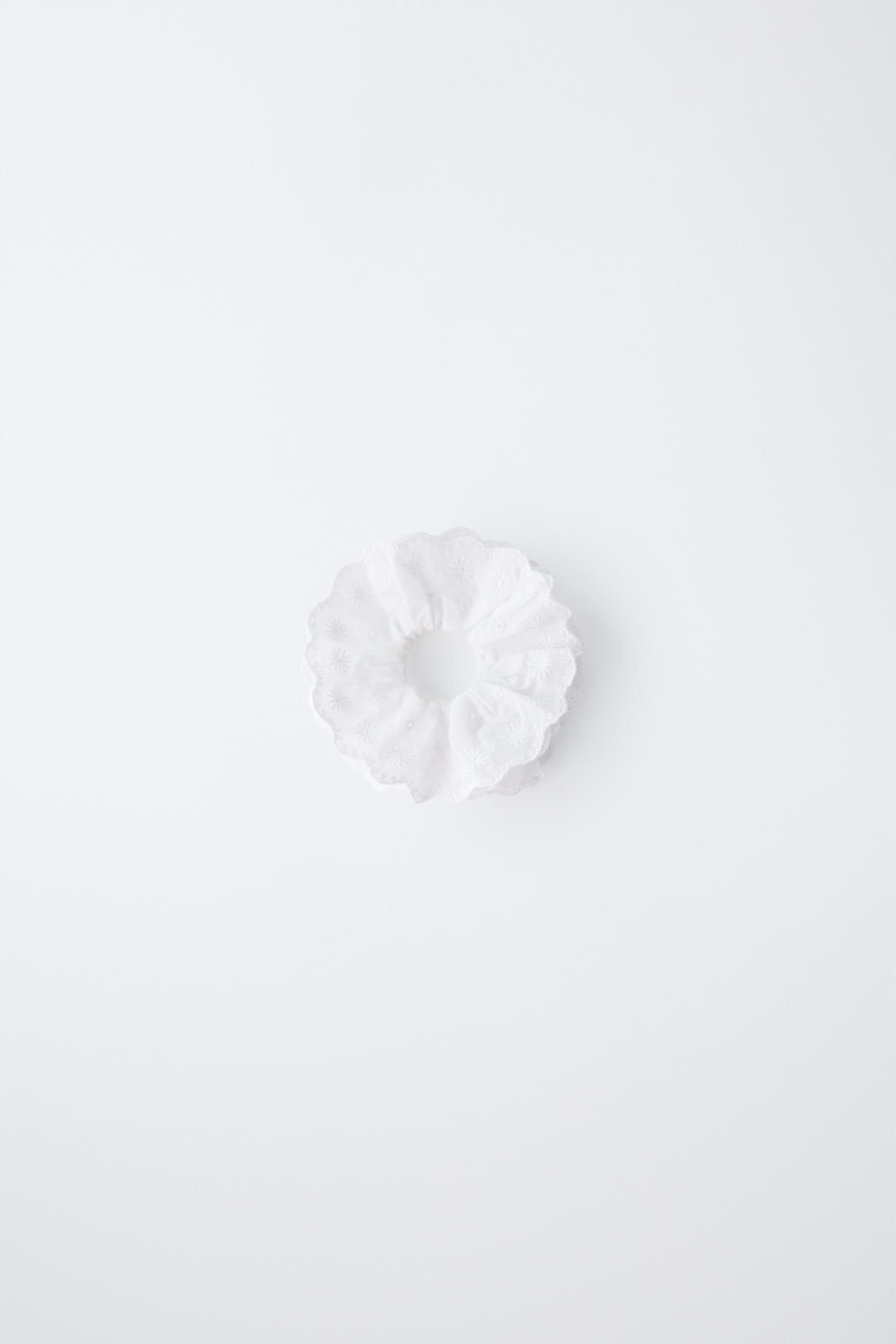 EMBROIDERED SCRUNCHIE — White
