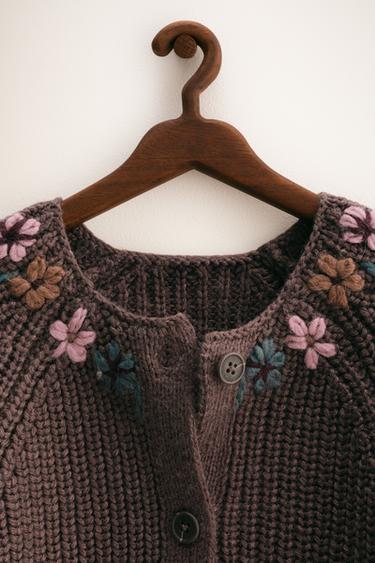 ZARA TIMELESS - GILET EN MAILLE FLEURS BRODÉES - Marron / Taupe de Zara - Image 2