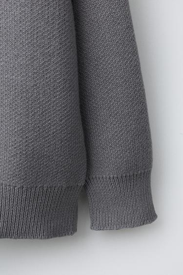 PULL EN MAILLE AVEC GRAFFITI BRODÉ - Gris de Zara - Image 2