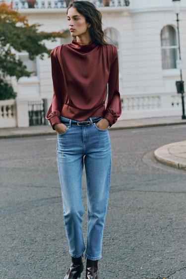 BLUSA SATINADA CON HOMBRERAS - Burgundy de Zara