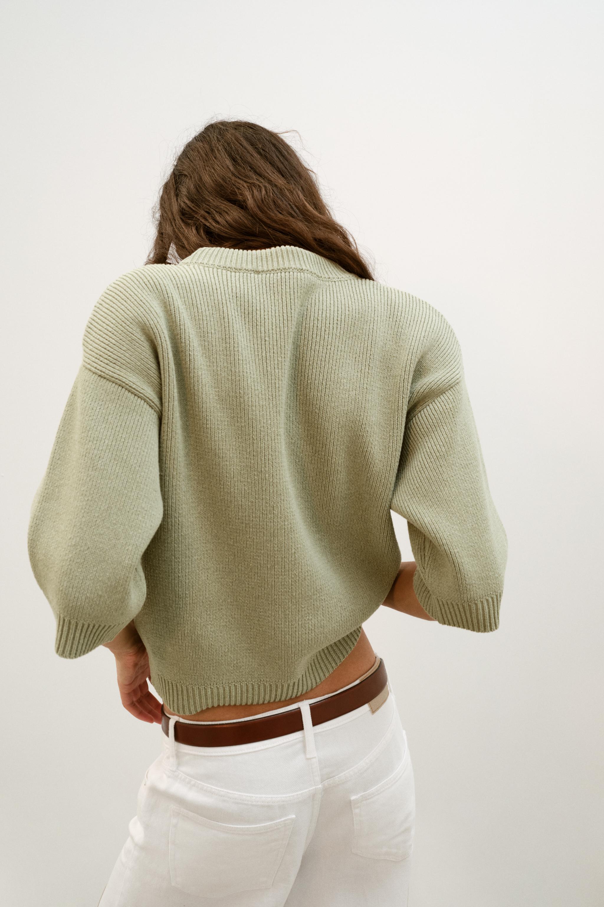 PULL EN MAILLE AVEC ÉPAULETTES