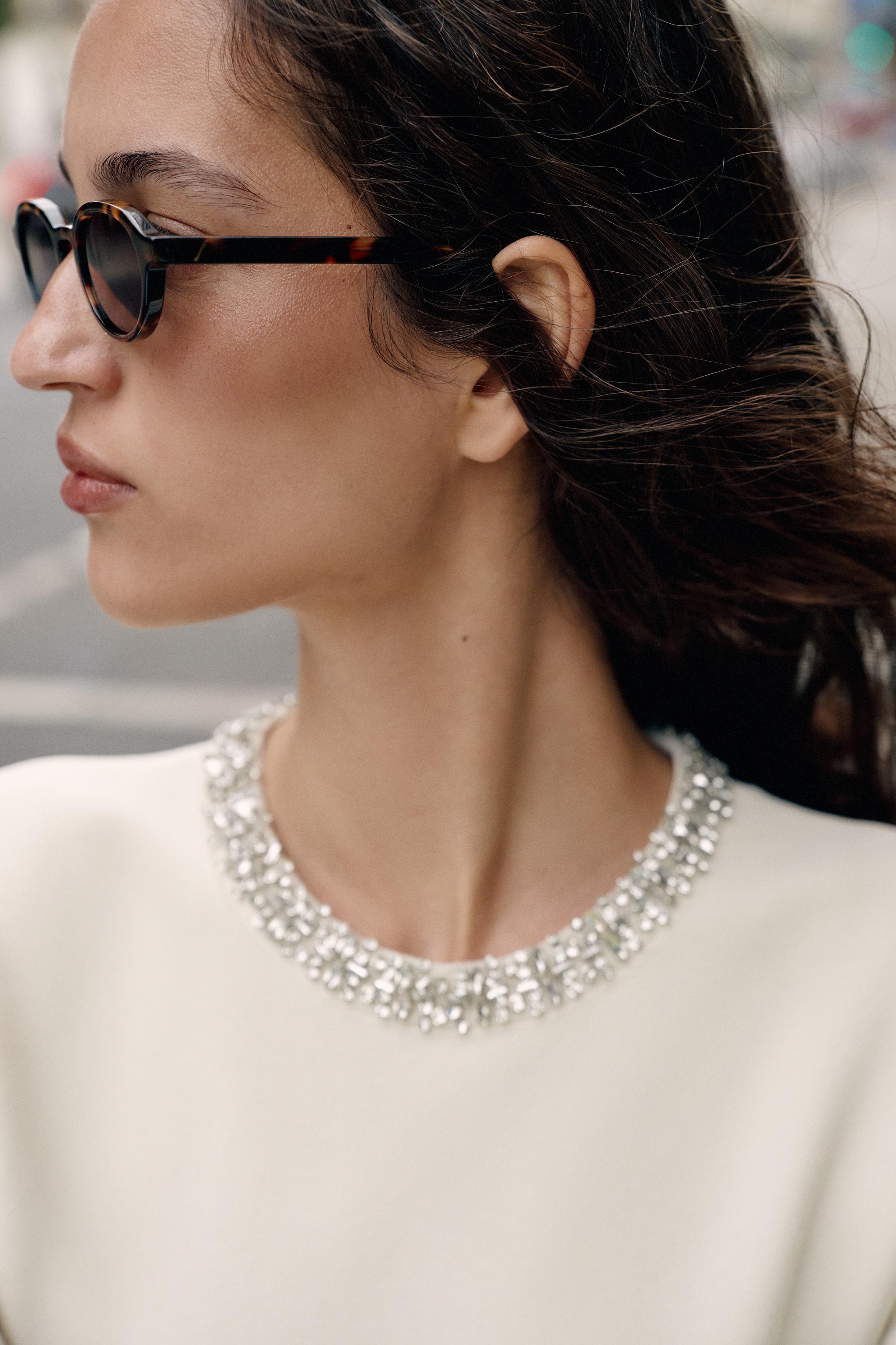 TOP EN MAILLE À COL BIJOU