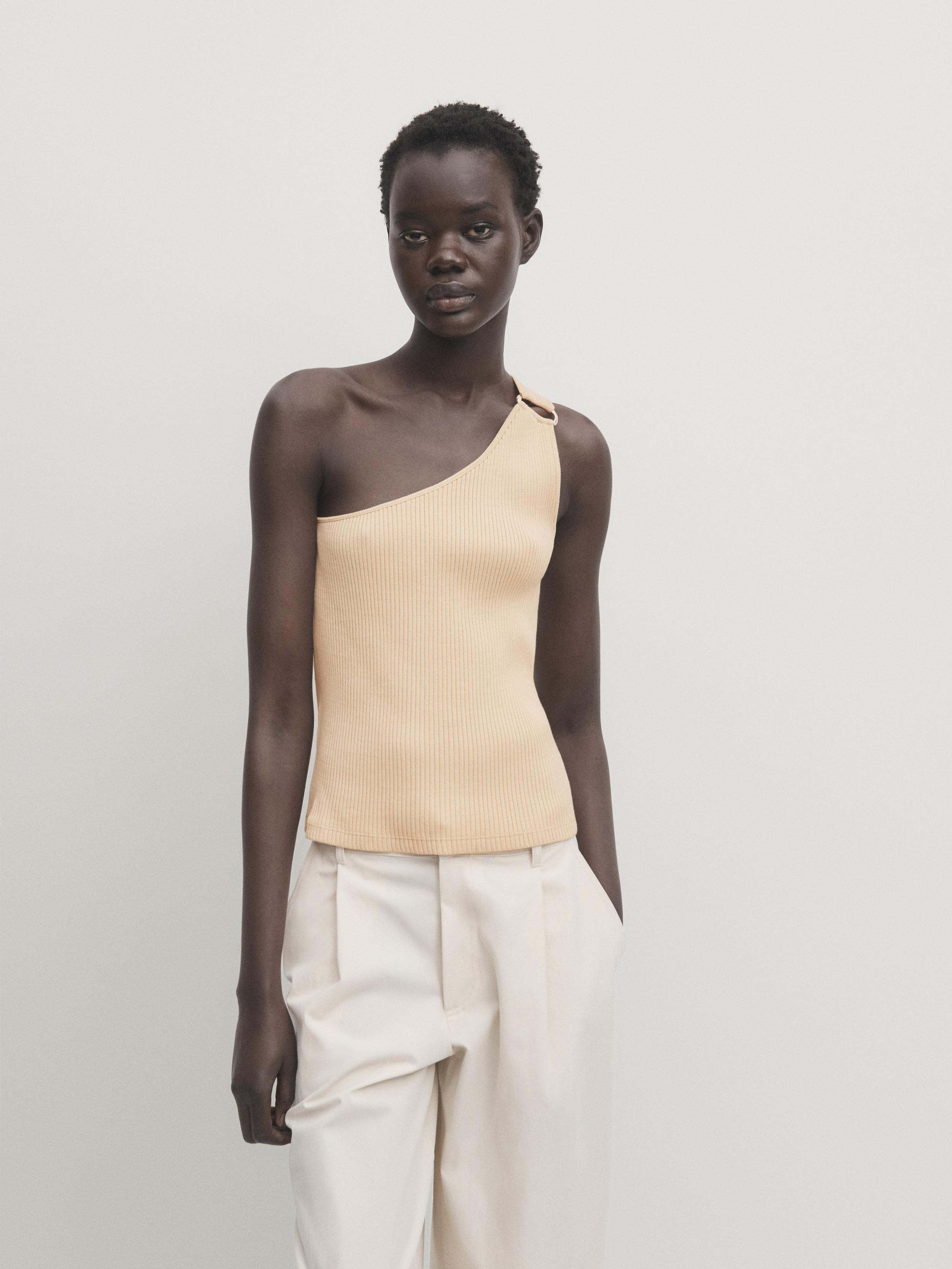Asymmetric ribbed top with piece detail