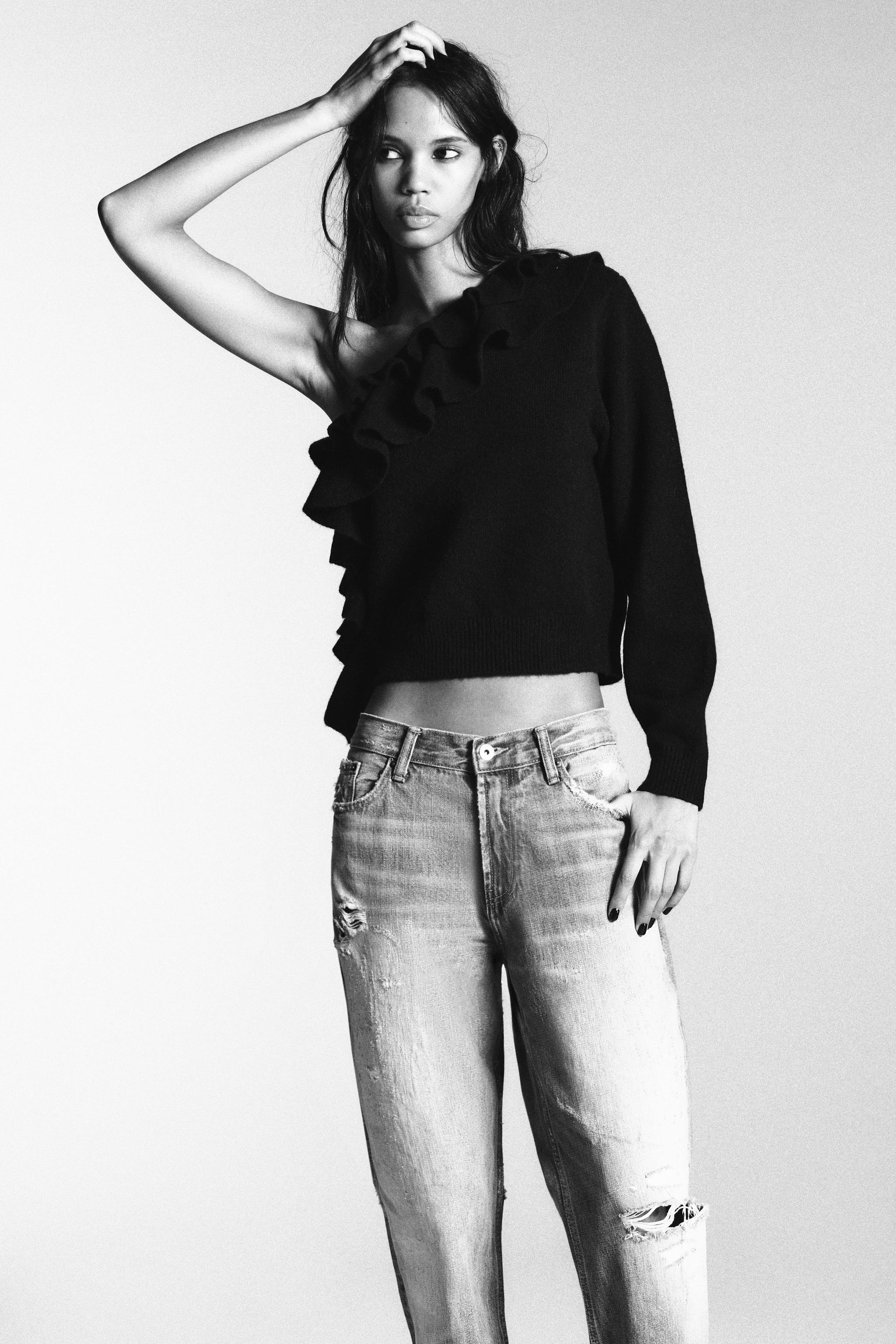 PULL EN MAILLE ASYMÉTRIQUE À VOLANTS