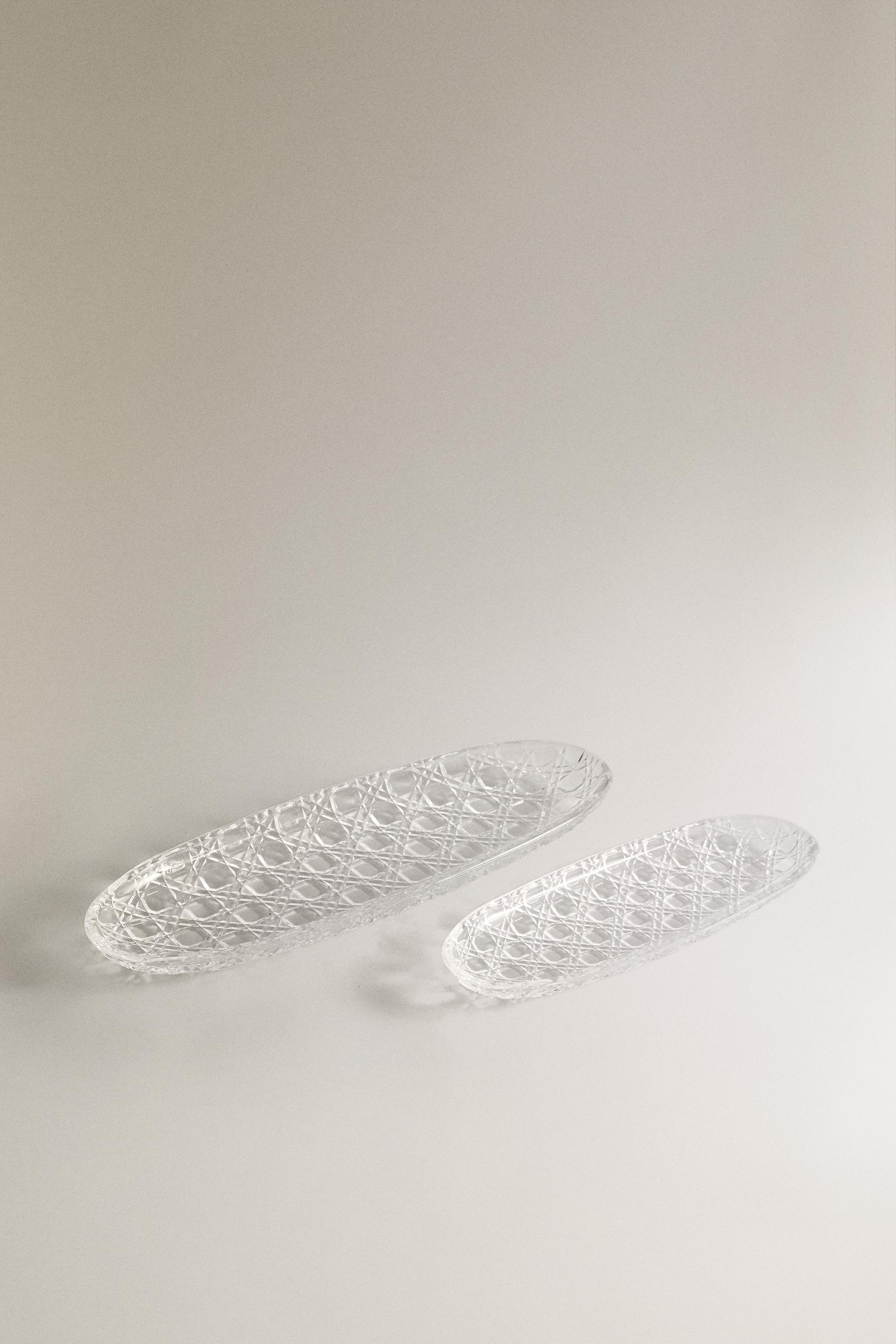 OVAL RAISED DESIGN GLASS SERVING DISH — Transparent