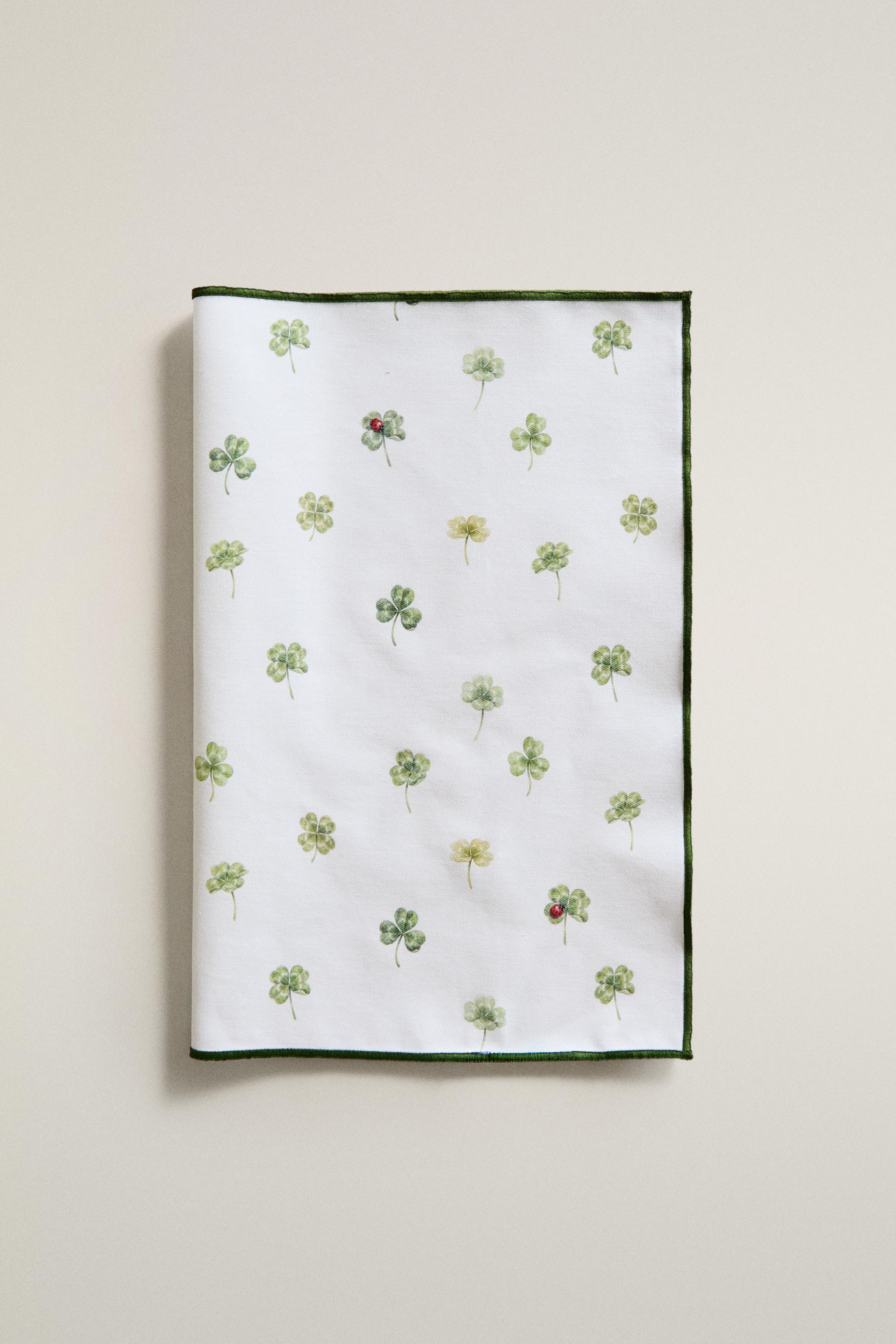 RESIN-COATED CLOVER PLACEMAT