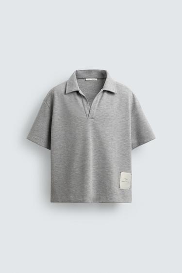 بولو بقصّة قصيرة مع بطاقة - رمادي فيجوريه الخاص بـ Zara