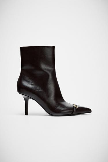 BOTÍN TACÓN FINO HEBILLA - Marrón de Zara