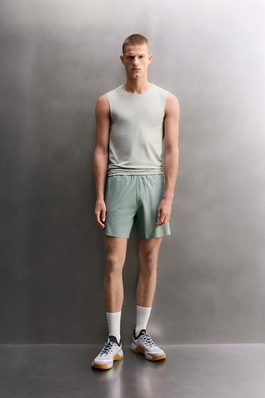 تيشرت TANK طبقة أولى - أخضر مموه الخاص بـ Zara