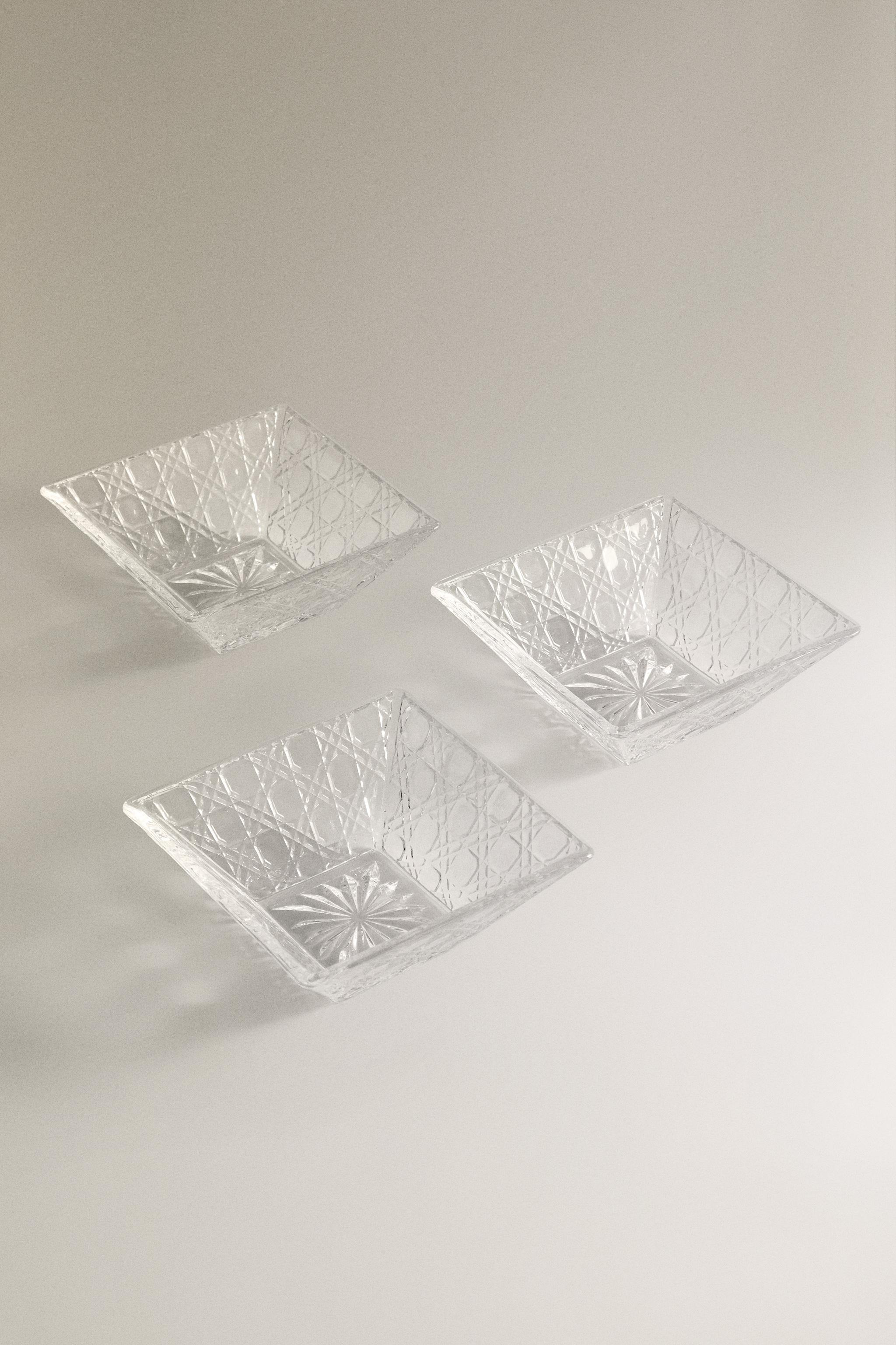 GLASS SERVING DISH WITH BOWLS AND A RAISED DESIGN