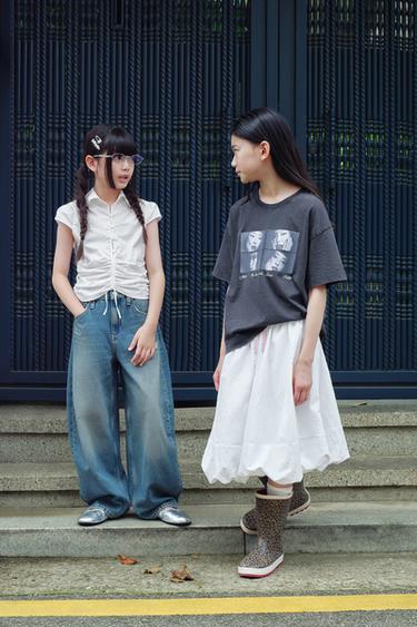 JENNIE RUBY® フォトプリントTシャツカーボングレーZaraのJENNIE RUBY® フォトプリントTシャツ - カーボングレー 