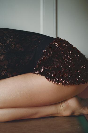 Zara CONTRAST WAIST SEQUIN SHORTS - Maroon
