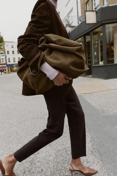 PANTALON À PINCES ET CEINTURE - Marron foncé de Zara - Image 2