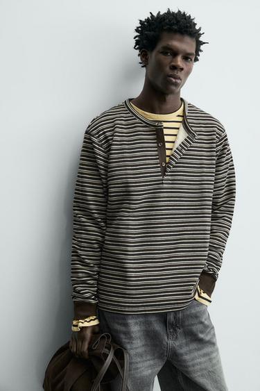 T-SHIRT À COL TUNISIEN À RAYURES - Marron foncé de Zara - Image 4