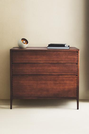 WOODEN CHEST OF DRAWERS WITH THREE DRAWERS - بني الخاص بـ Zara