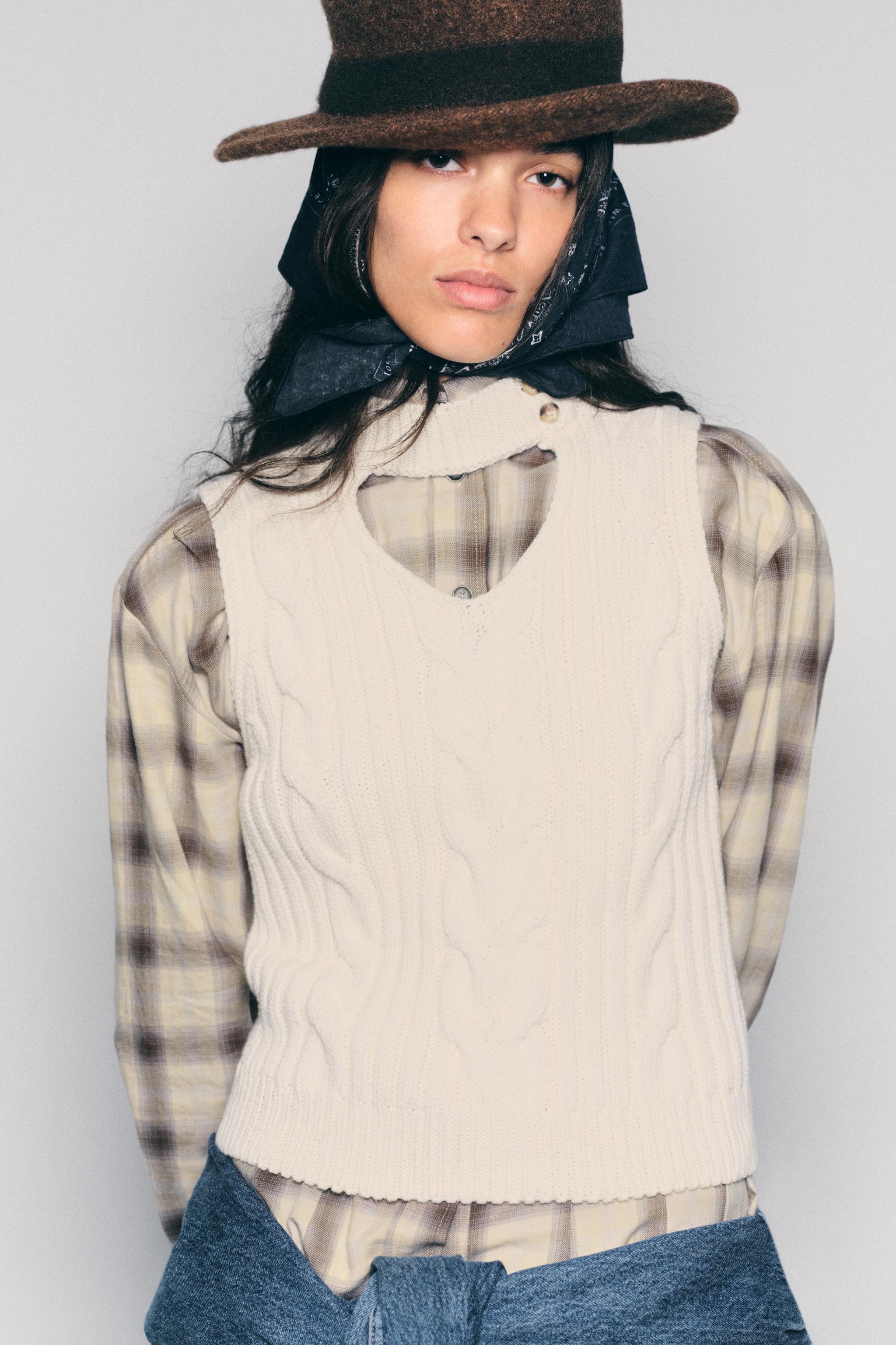 CABLE KNIT CUTOUT TOP