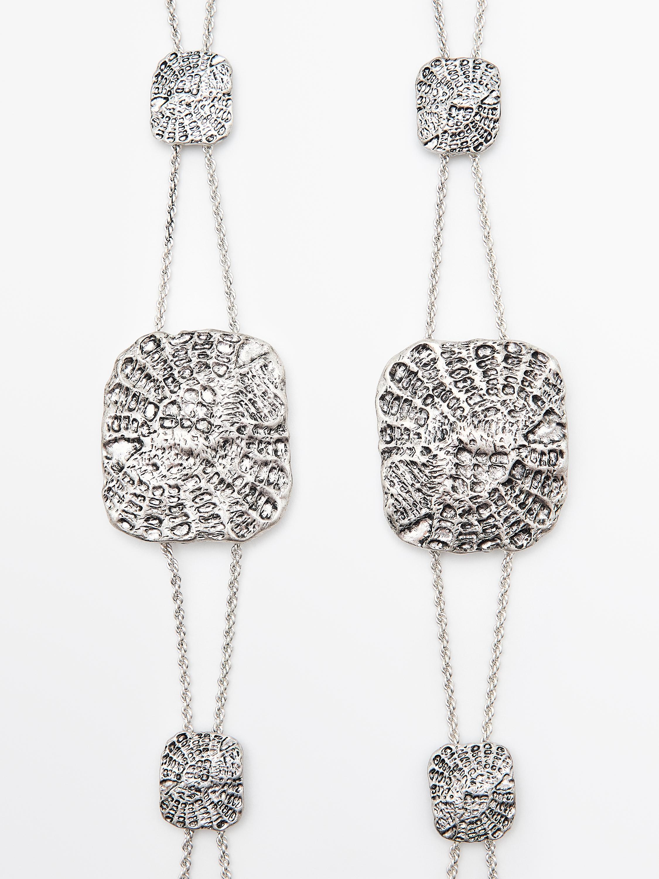 Ceinture chaîne et médaille texturée