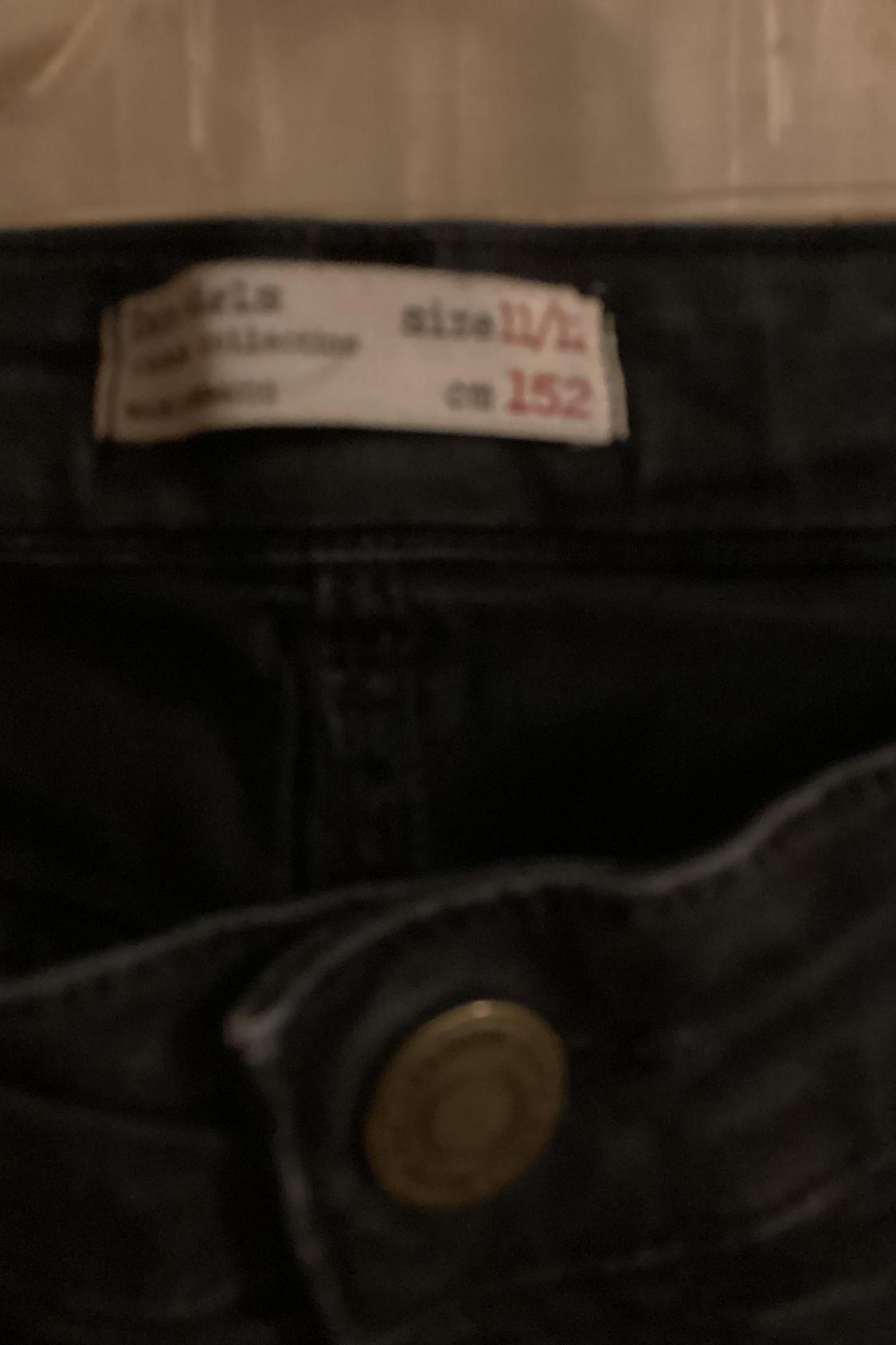 JEANS NEGROS CON CREMALLERAS Y RODILLERA PESPUNTEADA - Image 4