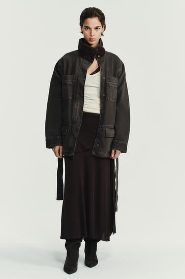 تيشرت بفتحة صدر على شكل V - فانيليا الخاص بـ Zara
