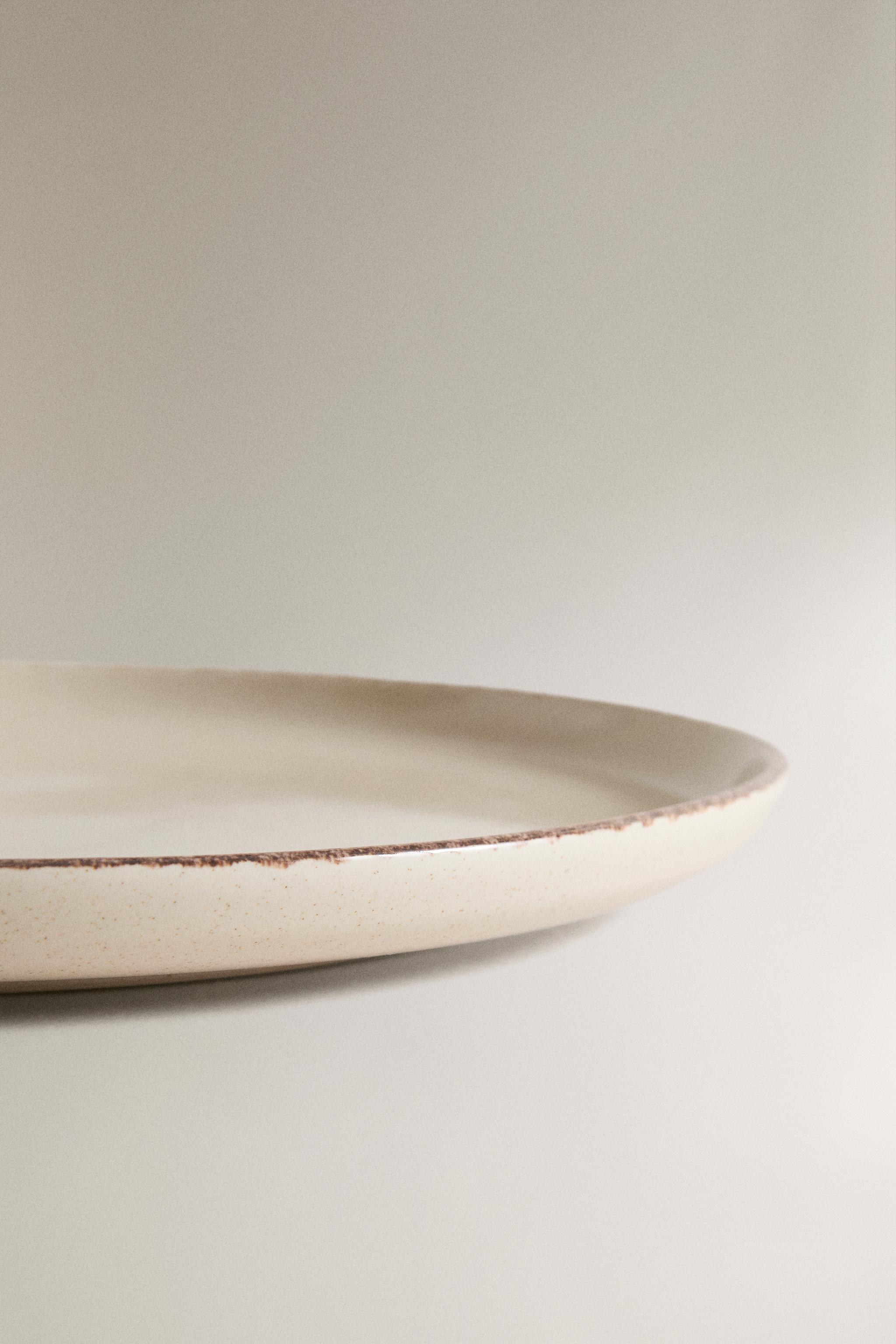 STONEWARE DINNER PLATE WITH AGED RIM