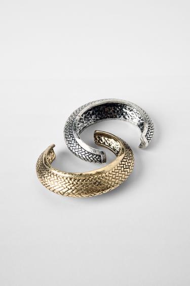 PACK 2 BRAZALETES RÍGIDOS LABRADOS KATE MOSS X ZARA - Oro / Plata de Zara